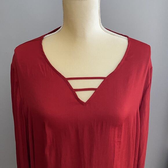 Maurices Red Blouse Size 2 Long Sleeve Shirt Keyhole Front Silky Feel - Picture 3 of 9